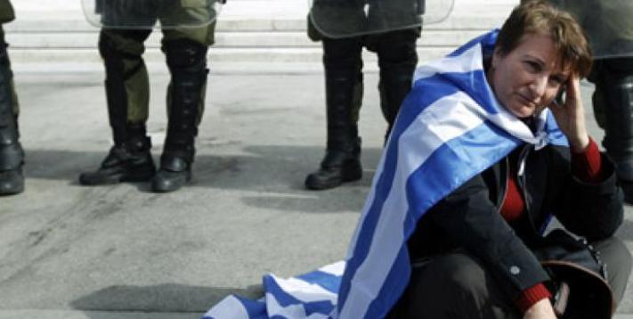 Una manifestante contra las medidas de austeridad descansa durante una protesta en Atenas, registrada en mayo (Redpilltimes)