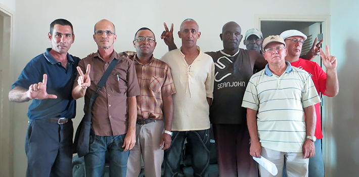 Miembros del Club Anarcocapitalista de Cuba, incluyendo a Joisy García (extremo izquierdo) y Nelson Chartrand (tercero desde la izquierda).