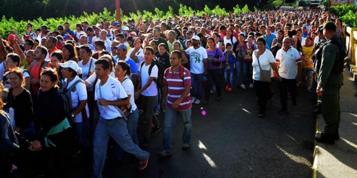 No es un maratón: Es una avalancha de venezolanos queriendo comprar en Cúcuta el día que el Gobierno de su país abrió las fronteras. (Efecto Cocuyo)