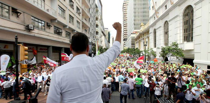 Rafael Correa anunció las modificaciones al Código de Trabajo durante una manifestación en Guayaquil. (Facebook)