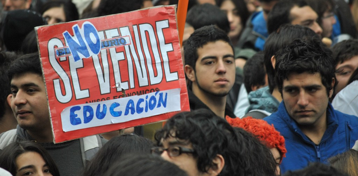 Many parents and university students are waiting on Chilean President Michelle Bachelet and for <em>other</em> people to pay for their studies. (<a href="https://upload.wikimedia.org/wikipedia/commons/a/a6/La_educaci%C3%B3n_no_se_vende.jpg" target="_blank">Wikimedia Commons</a>)