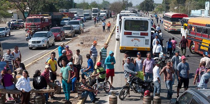 Una de las tantas manifestaciones con cierres de vías que se dan cotidianamente en Venezuela: Esta, por escasez de gas doméstico, un sector nacionalizado. (Runrun.es)