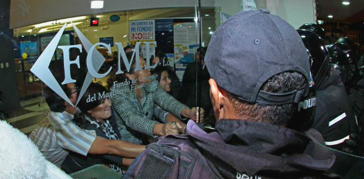 Oficinas del Fondo de Cesantía del Magisterio Ecuatoriano (FCME) fueron allanadas, pues el Banco del Instituto Ecuatoriano de Seguridad Social (BIESS) asumió su administración total la noche del jueves. (Pablo Santillán) 