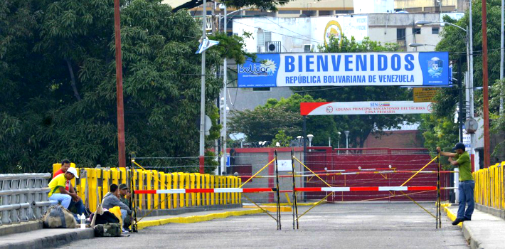 Nicolás Maduro's decision to close Venezuela's border with Colombia has been met with relative indifference by the Santos administration.