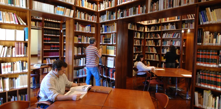 Las bibliotecas como lugar de encuentro y aprendizaje están amenazadas por la cultura de lo visual. (Fiechile.cl)
