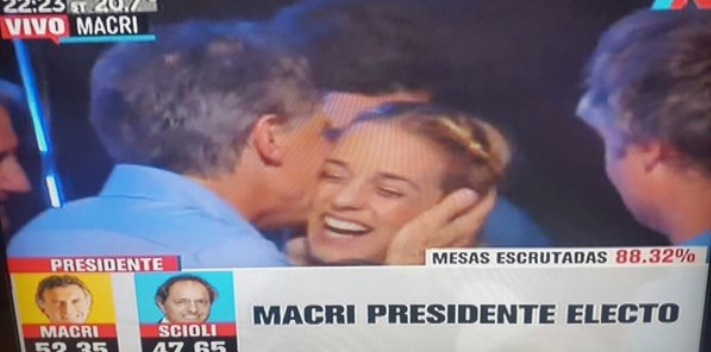 Lilian Tintori, wife of the jailed Venezuelan politician Leopoldo López, visited Argentinean President-elect Mauricio Macri at his headquarters on the election night. (<a href="http://infovzla.net/nacionales/las-fotos-de-lilian-tintori-y-mauricio-macri-que-tienen-furico-a-nicolas-maduro/" target="_blank">Infovenezuela</a>)