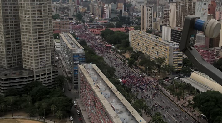 Imagen provista por una fuente confiable de la avenida Bolívar, donde manifestaron los seguidores de Maduro, en el momento en que este hablaba. (Cortesía)