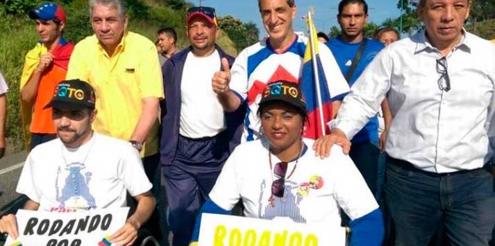 Pascual Farnataro y Marianny Linárez, a su salida de Barquisimeto, con el alcalde de esa ciudad, Alfredo Ramos, y el diputado Biagio Pilieri. (La Prensa de Lara)