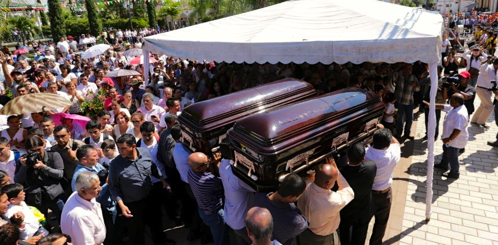 Close to 4,000 people attended the funeral of Mexican Congressman Gómez Michel and his assistant Heriberto Núñez.