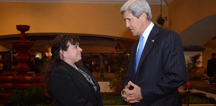 La exfiscal Paz y Paz con John Kerry, secretario de Estado de EEUU. (Wikimedia)