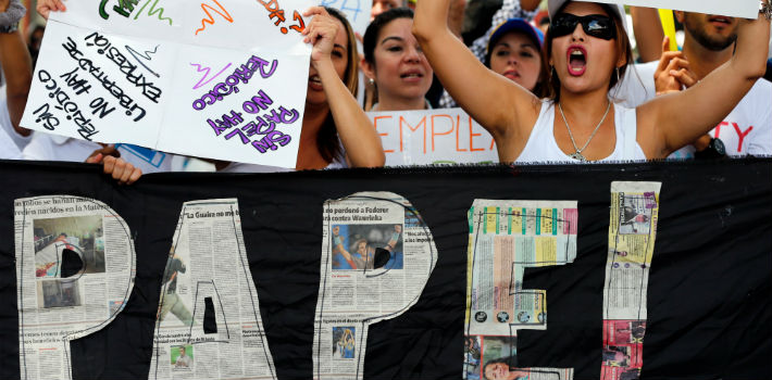 Five Venezuelan newspapers are about to close its doors due to the lack of paper.
