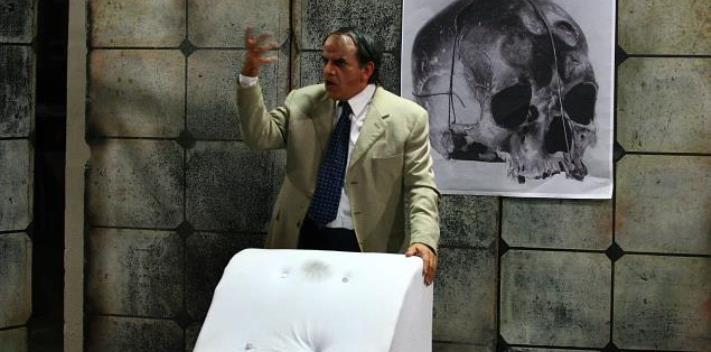 A prominent Venezuelan psychiatrist who drugged and raped his patients lives on in a play by Héctor Manrique.