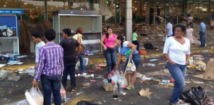 Imagen de un saqueo registrado en Venezuela durante este año. (Runrun.es)