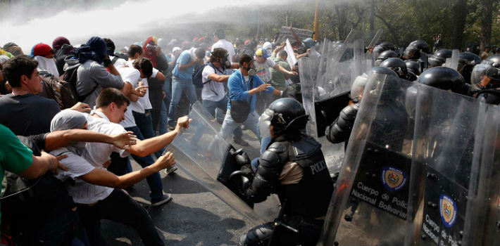 Una resolución del ministerio de la Defensa que permite el uso de armas letales contra manifestaciones ha sido la principal evidencia de aumento de represión del gobierno de Maduro, así como la detención arbitraria del alcalde Antonio Ledezma. (Filomedios)