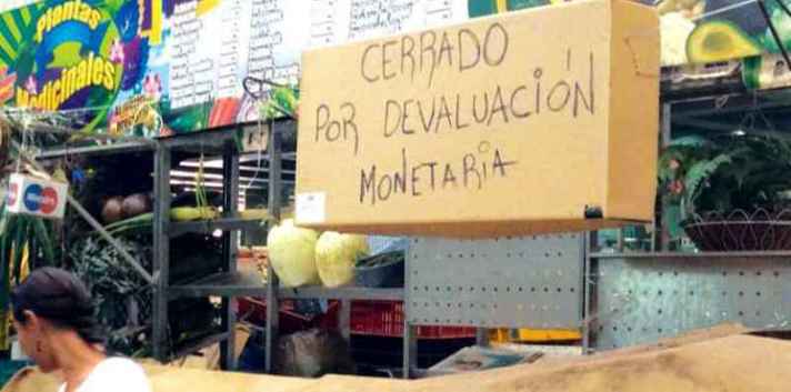 Las continuas devaluaciones han convertido al bolívar en una moneda sin ningún valor. (Ecopolitica)