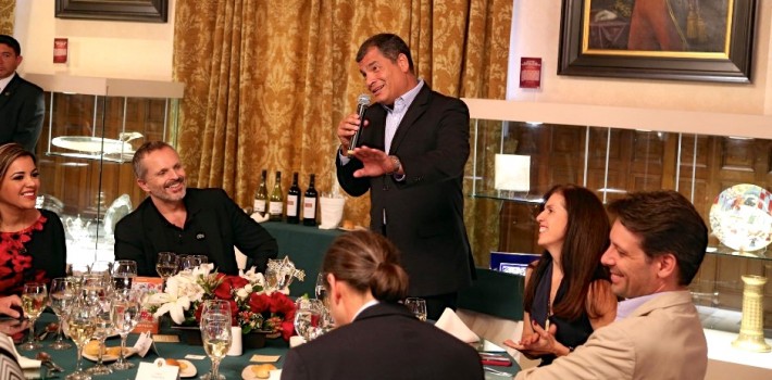 El presidente de Ecuador, Rafael Correa, ofreció una celebración en honor a la visita del cantante español Miguel Bosé. (La República) 