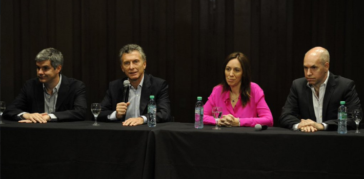Macri le respondió a los periodistas junto con Marcos Peña (jefe de Campaña), María Eugenia Vidal (Gobernadora electa de la provincia de Bs. As.) y Horacio Rodríguez Larreta (Jefe de Gobierno electo)