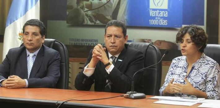 El ministro de Salud Pública de Guatemala, Mariano Rayo, prepara la institución para que la asuma el nuevo Gobierno. (Prensa Libre)