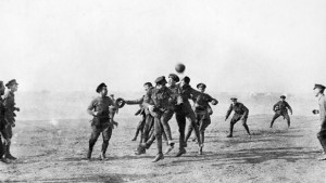 Durante la Navidad de 1914 la guerra paró y dio lugar a partidos de fútbol durante la Tregua de Navidad. (UEFA)