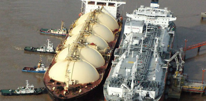 La importación de gas natual licuado que llegará por barco a Argentina será de USD 95 millones (Infobae)