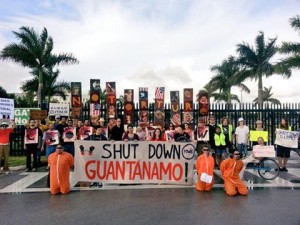 Unos 75 activistas pidieron el cese de actividades en el centro de detencion en Guantanamo. (Facebook)