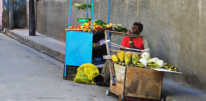Vendedor ambulante en La Habana, Cuba.  Fuente: MW Kitchen.
