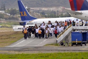 Durante 2014 el Gobierno de Estados Unidos envío 257 aviones con familias deportadas hacia Honduras. (Twitter)