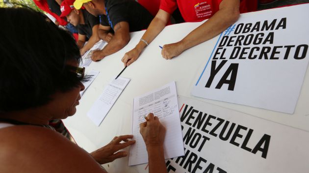 State workers confirmed a low public turnout at signature-collection stations in Caracas.