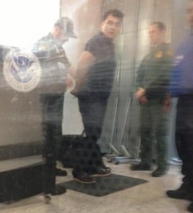 José Antonio Vargas siendo detenido por las autoridades de aduana del aeropuerto de McAllen, Texas