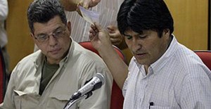 Montes con Evo Morales durante un evento televisivo. (El Deber)