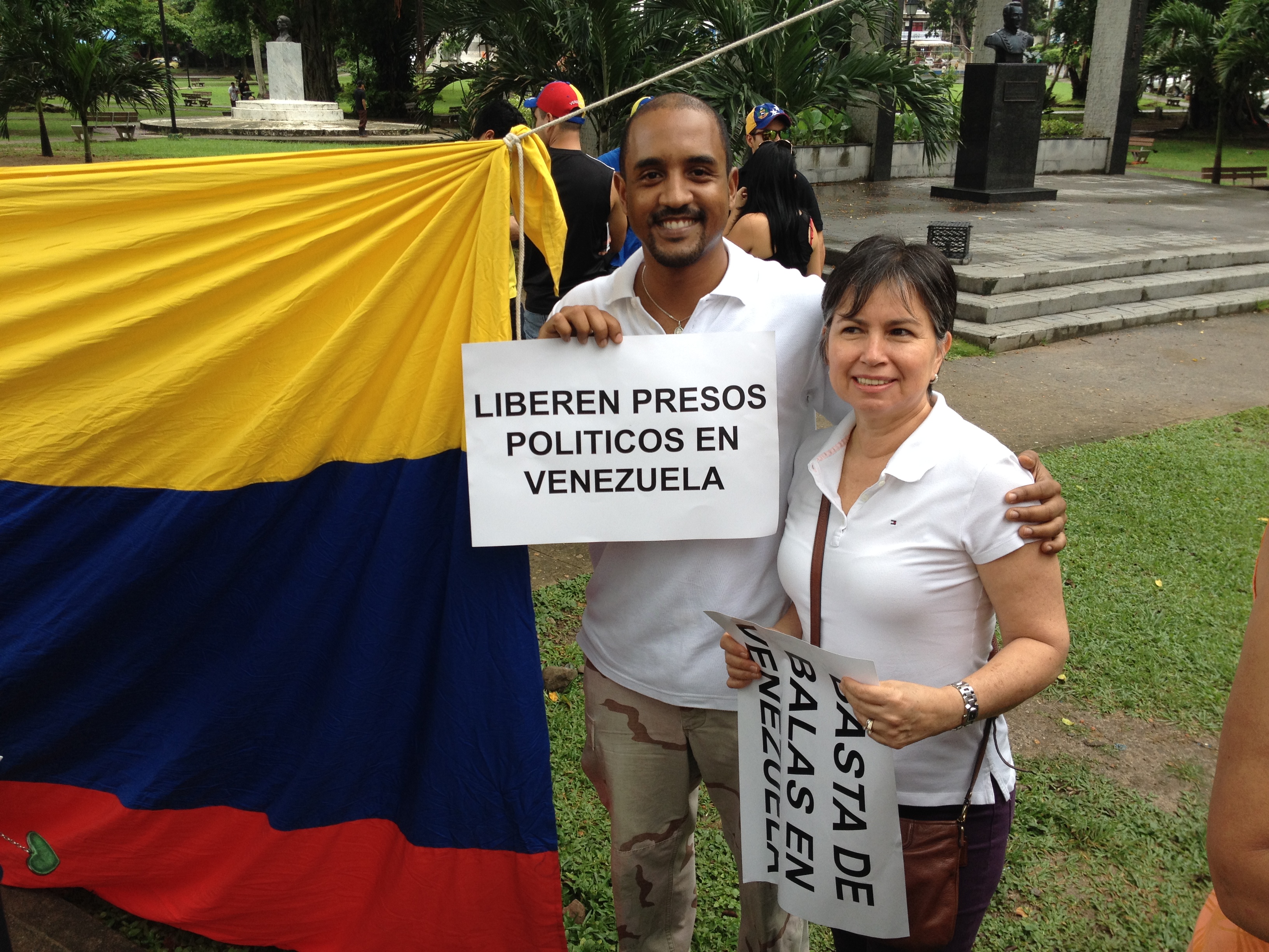 Panamanian Rey Feurtado participated in the demonstation against Maduro's repression in Venezuela