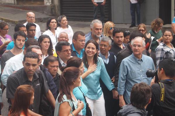 La diputada, quien fue relevada de su cargo por dar testimonio de la situación de Venezuela en una reunión de la OEA, asistió a la Fiscalía en la compañía de políticos y manifestantes (Twitter / @mariacorinaya)