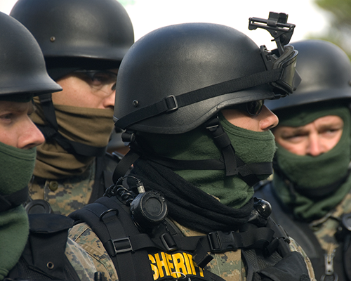 La militarización de las fuerzas de seguridad despertó controversias a lo largo de EE.UU.