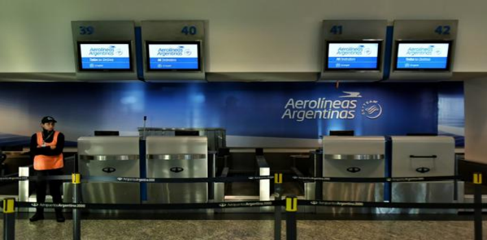 El paro de controladores aéreos se extenderá hasta las seis de la mañana del domingo afectando a tos los aeropuertos de Argentina (Infobae)