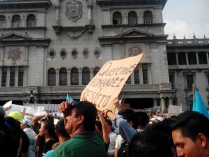 Frente al Palacio Nacional de la Cultura exigieron la renuncia de los mandatarios. Foto: Pep Balcárcel