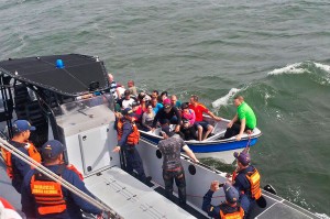 20 cubanos que pretendían llegar a Panamá fueron rescatados por la Armada Nacional de Colombia cuando su balsa quedó a la deriva.