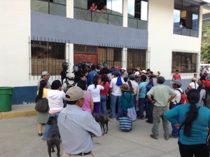 Pobladores de Santa Teresa, Perú, tratando de ingresar a la reunión con Luz del Sur en diciembre del 2014. (Scott Paton)