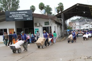 Bolivians sweep the Argentinian shops in Salvador Mazza (<a href="http://aerom.com.ar/compradores-bolivianos-invaden-salvador-mazza/" target="_blank">Aerom</a>)