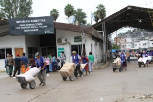 Bolivianos arrazan en los comercios argentinos de Salvador Mazza. (Aerom) 