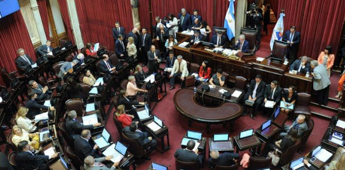 Con 48 votos a favor y 16 en contra el Senado argentino aprobó ley antidespidos (Télam)