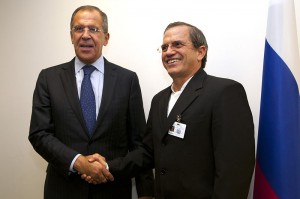 Sergey Lavrov, ministro de Relaciones Exteriores de Rusia, con su homólogo de Ecuador, Ricardo Patiño, en 2012. Fuente: Wikimedia