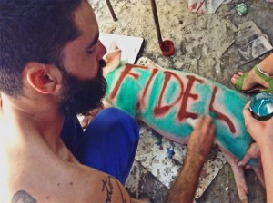El Sexto se dirigía a una plaza con dos cochinos a los que les habría pintado el nombre de Fidel y Raúl cuando fue interceptado por las autoridades. 