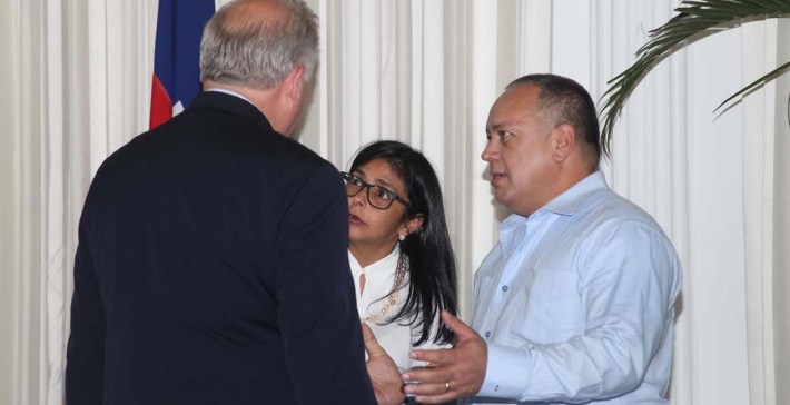 Diosdado Cabello and Foreign Minister Delcy Rodríguez met on Saturday with Thomas Shannon, counselor to US Secretary of State John Kerry. 