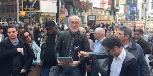 Hans Haacke, durante la lectura del manifiesto en Times Square en favor de Tania Bruguera (Twinesocial)