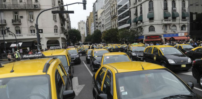 Los taxistas ya anunciaron marcha y acciones ante la justicia para impedir el funcionamiento de Uber (Télam)
