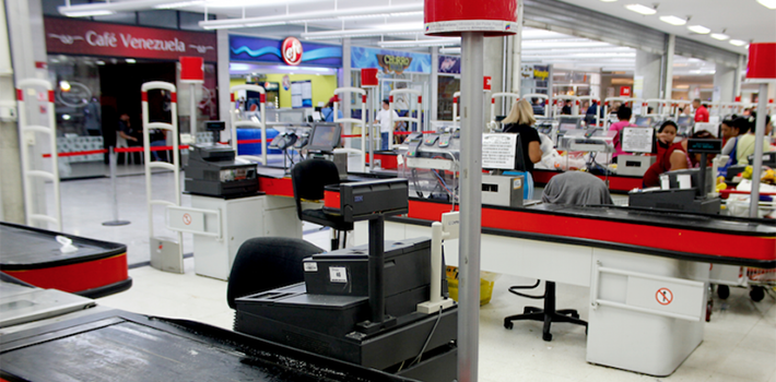 El Gobierno de Venezuela busca eliminar las colas en los supermercados mediante la regulación de las cajas registradoras.