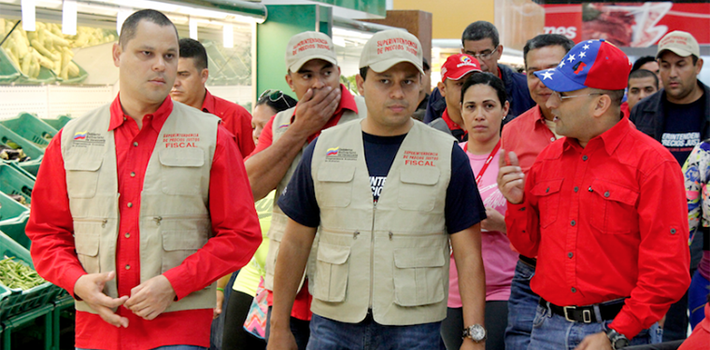 El superintendente durante la inspección a un supermercado.