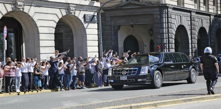 Muchos porteños se tomaron tiempo para saludar la caravana presidencial (La Nación)