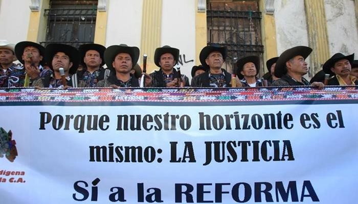 Representantes indígenas se presentan a las discusiones en el Congreso de Guatemala. (Prensa Libre)