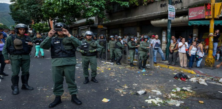 Las protestas estallaron en los alrededores de la avenida Francisco de Miranda, en el este de la ciudad, lo que obligó a cerrar al menos cuatro estaciones del metro (El Tiempo)